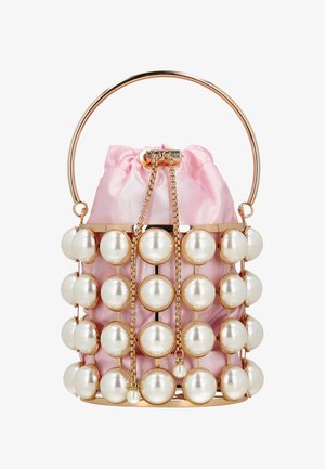 Pieni vaaleanpunainen satiininen ämpärilaukku, jossa kultakehys, suuret tekokuulokoristeet, kullanvärinen ketjusomiste ja pyöreä kultainen kahva.