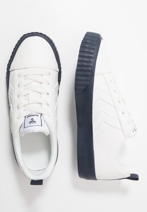 Witte lage sneakers met zwarte, dikke, geribbelde zolen, veters en een tonglabel met merknaam, weergegeven vanaf boven en zijkant.