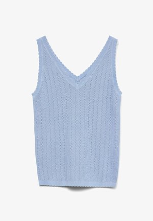 Jasnoniebieski dziergany top bez rękawów z dekoltem w szpic i pionowym wzorem oczek, ozdobiony falistymi krawędziami na dekolcie i dole.