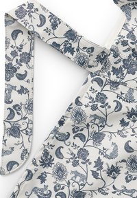 Blommönstrad tyg i marinblått och krämigt har intrikata mönster med blad, blommor och djurmotiv. Slät textur, mjuk yta.