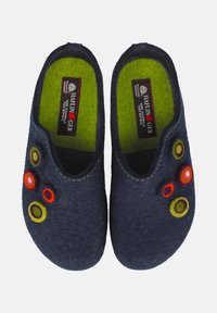 Chaussons en feutre bleu marine avec des orteils arrondis, doublure en feutre vert et appliqués colorés en forme de cercles décoratifs en rouge, vert et violet.