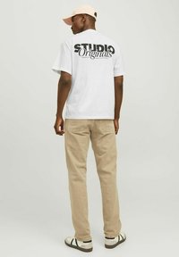 Jack & Jones JORVESTERBRO BACK SS CREW NECK  - Triko s potiskem - bright white