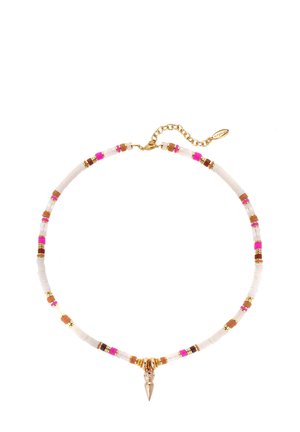 Collier en perles colorées avec des accents blancs, roses et dorés, et un pendentif doré pointu, fermé par un fermoir à homard.