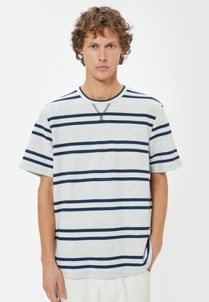 Stribet kortærmet T-shirt i lys grå med mørk marineblå vandrette striber. Har en rund halsudskæring og en subtil tekstureret detalje ved halsen.