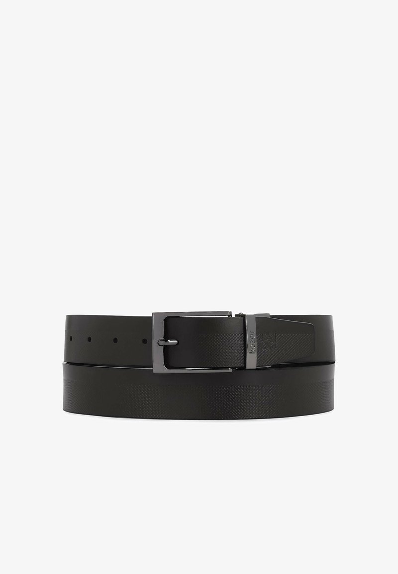 Musta nahkavyö, jossa on sileä pinta ja suorakulmainen metallisolki. Vyössä on tasaisesti sijoitetut reiät säädettävyyttä varten.