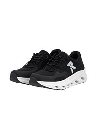 Un paio di scarpe da ginnastica nere con suole spesse bianche e dettagli in rete, dotate di lacci neri e un logo bianco sul lato.
