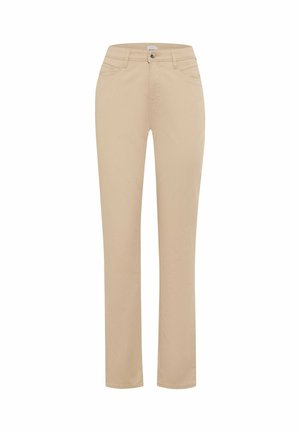 Beige gerade geschnittene Hose mit Knopf vorn, Reißverschluss, Gürtelschlaufen sowie Taschen vorne und hinten, dargestellt vor weißem Hintergrund.