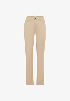 Beige gerade geschnittene Hose mit Knopf vorn, Reißverschluss, Gürtelschlaufen sowie Taschen vorne und hinten, dargestellt vor weißem Hintergrund.