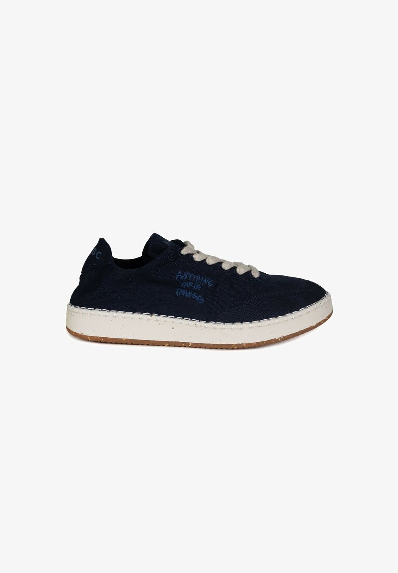 Mørkeblå kanvas sneaker med beige snørebånd, sydd detaljering og en hvit gummisåle. Har tekst på siden i blå broderi.