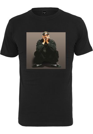 Sort bomulds T-shirt med et grafisk tryk af en person, der squatter med hænderne foran ansigtet, sat mod en gradient baggrund. Korte ærmer.