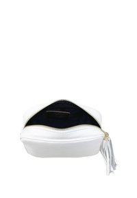 Pochette bianca in pelle con superficie texture, zip dorata e una frangia decorativa. L'interno è foderato in tessuto nero.