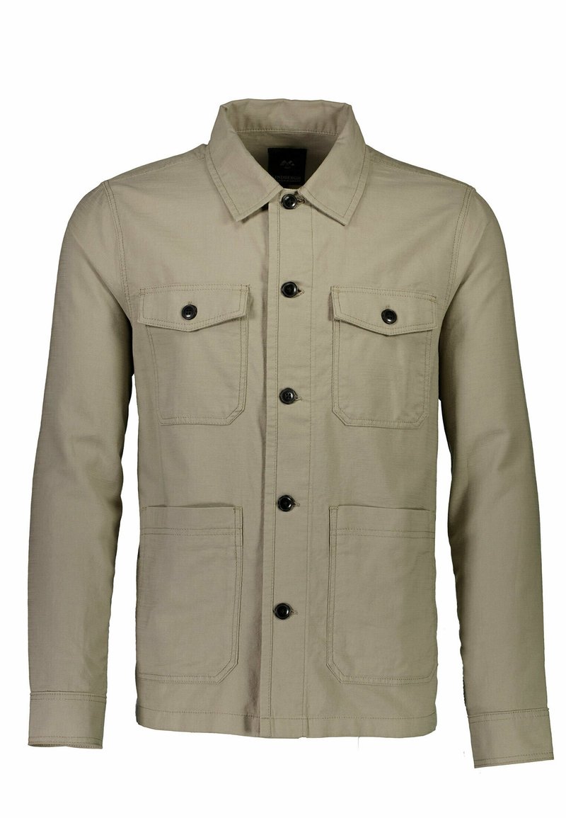 Veste beige à manches longues avec col, boutons noirs sur le devant, deux poches poitrine boutonnées et deux poches basses ouvertes.
