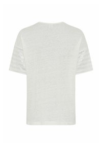 Witte t-shirt met korte mouwen van een licht getextureerde stof. Heeft een ronde halslijn en subtiele glanzende strepenaccenten op de mouwen.