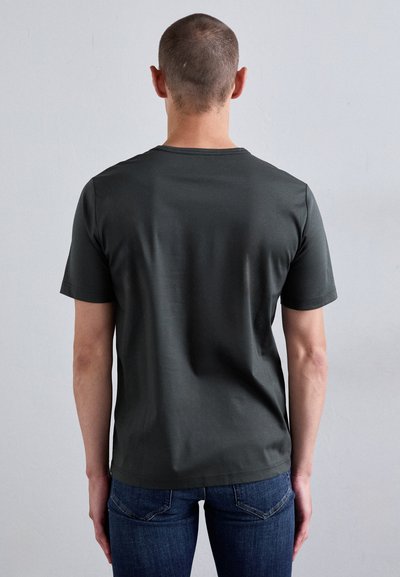 T-shirt en coton vert foncé avec des manches courtes et un col rond, vu de dos. Texture lisse, design ajusté et ourlet droit.