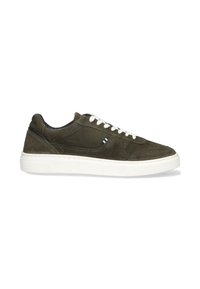 Baskets en daim vert olive avec semelle en caoutchouc blanc, bout rond, lacets à l'avant et détails subtils en bleu marine au talon et sur les côtés.