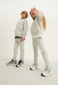 Yourturn Kids UNISEX - Tepláky - mottled light grey
