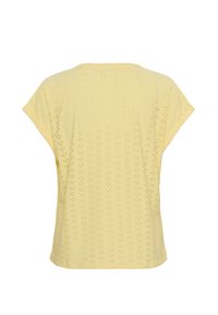 Gelbes Baumwolloberteil mit durchbrochenem Design, kurzärmelig und mit rundem Halsausschnitt, das eine leichte, atmungsaktive Textur präsentiert.