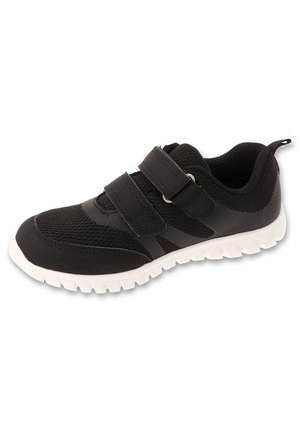 Czarne sportowe buty z siatkową cholewką, podwójnymi paskami na rzep oraz grubą białą gumową podeszwą z teksturowanym wzorem bieżnika.