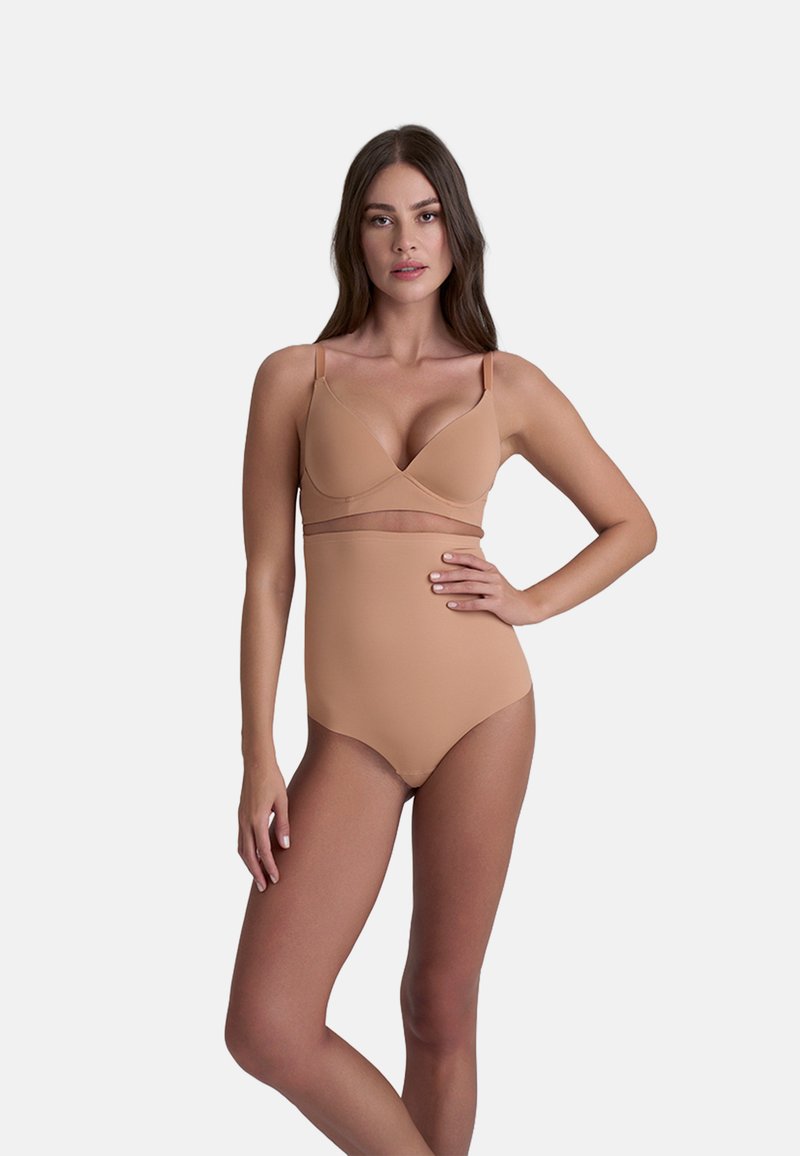 Nude éénstuk badpak met een zachte textuur, voorzien van een diepe halslijn, verstelbare bandjes en een hoge taille ontwerp.