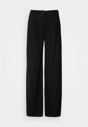 Zwarte wijde broek van een soepele, geweven stof; met een knoopsluiting en geplisseerd ontwerp voor een gestructureerd silhouet.