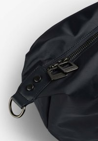 Navy Nylon Tasche mit strukturierter Oberfläche, ausgestattet mit zwei Reißverschlüssen, einem Metallring und Druckknöpfen für sicheren Verschluss und stilvolles Design.