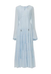 Robe maxi bleu clair à volants avec manches longues, corps plissé et deux accents décoratifs. Fabriquée en tissu doux et fluide. Fermeture éclair au dos.