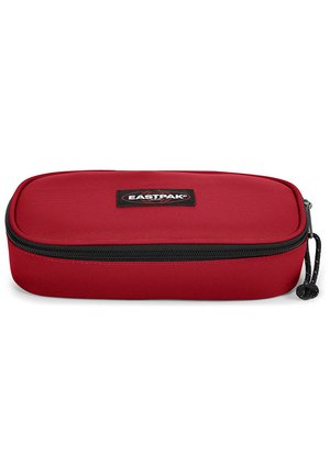 Astuccio per penne in tessuto rosso con una texture resistente, dettagli in zip nera e un piccolo nastro di richiamo, con il logo Eastpak sul davanti.