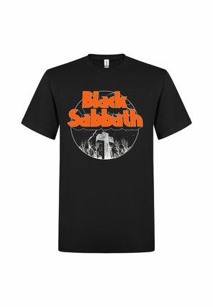 Zwart T-shirt met oranje "Black Sabbath" tekst boven een wit kruis en bladloze bomen in een cirkelvormig ontwerp.