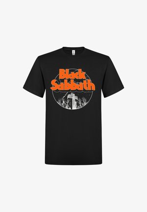 Camiseta negra con texto naranja "Black Sabbath" sobre una cruz blanca y árboles sin hojas dentro de un diseño circular.