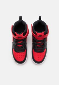 Svarta och röda högskurna sneakers med en texturerad mesh-tunga, perforerad tå, snören och en vit sula. Har en logotyp på vristremmen.
