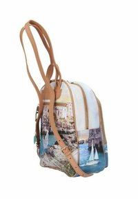 Zaino in pelle marrone con una grafica panoramica sul lungomare e due scomparti con zip. Le cinghie regolabili e i dettagli in metallo arricchiscono il design.