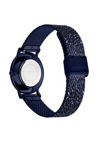 Marineblauwe horloge met een metalen ronde kast en een gestructureerde meshband. Het heeft een roestvrijstalen achterkant met een gesneden merklogo en waterdichte details.