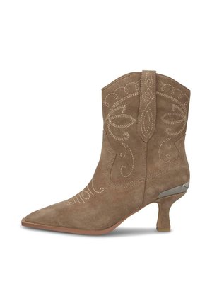 Stivaletto alla caviglia in suede marrone con ricami leggeri intricati, punta appuntita e dettaglio di tacco curvo in metallo. Include un linguetta per una facile indossatura.