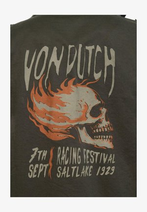 Graphique de crâne enflammé avec le texte "Von Dutch" au-dessus et "7th Sept Racing Festival Salt Lake 1929" en dessous sur un tissu foncé.