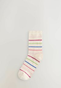 Cremer Socke mit horizontalen Streifen in Pink, Rot, Grün und Blau, flach auf einem hellgrauen Hintergrund ausgelegt.