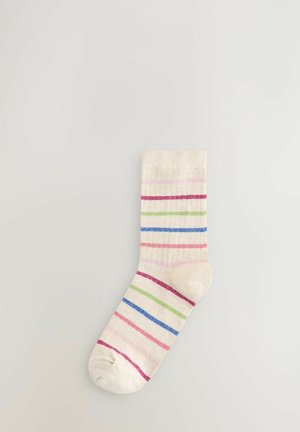 Cremer Socke mit horizontalen Streifen in Pink, Rot, Grün und Blau, flach auf einem hellgrauen Hintergrund ausgelegt.
