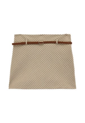 Gonna a quadri marrone e bianca con una sottile cintura marrone dotata di una piccola fibbia ovale, mostrata su uno sfondo bianco.
