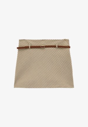 Falda de cuadros marrón y blanca con un cinturón delgado marrón que presenta una pequeña hebilla ovalada, mostrada sobre un fondo blanco.