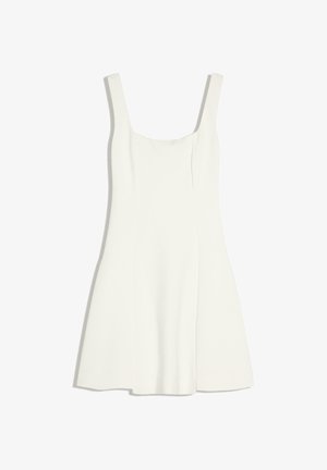 Robe blanche sans manches en ligne A avec larges bretelles et encolure carrée, présentée sur un fond uni.