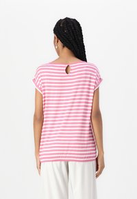 Rosa och vit randig t-shirt, korta ärmar, rund halsringning med en nyckelhålsutskärning på baksidan, mjukt tyg, avslappnad passform, lätt nedhasad detalj.