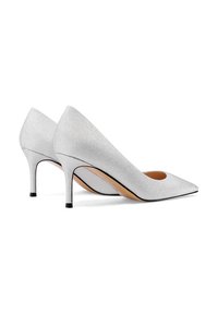Scarpe con tacco alto argento con punta affusolata, tomaia texture e tacco a stiletto. Accenti neri alla base del tacco. Finitura liscia e riflettente.