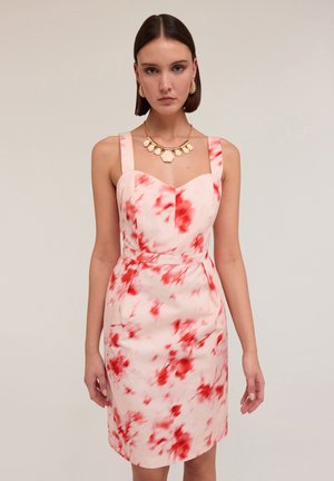 Rochie mulată dintr-un material moale, cu o bază roz și model floral roșu, bretele late și decolteu în formă de inimă.