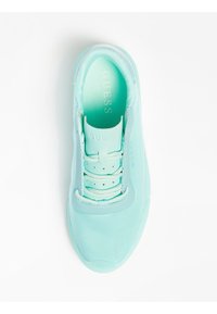 Jasnoniebieski but sportowy z siateczkową tkaniną, zaokrąglonym noskiem i elastycznymi sznurowadłami. Posiada wyściełany kołnierz oraz logo na wkładce.