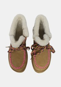 Stivali ankle in suede marrone con fodera in pelliccia sintetica bianca, cuciture rosa e lacci intrecciati multicolori. Punta arrotondata e texture morbida.