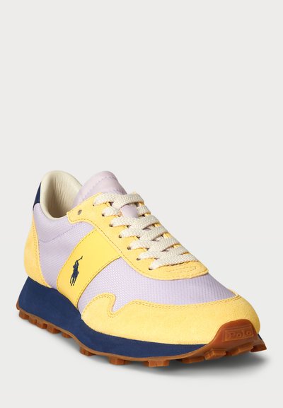 Sneaker med en ovandel i gul och lavendelfärgad textil, suede-detaljer, krämfärgade snören och en gummisula. Har logotyp på sidan och en mjuk krage.