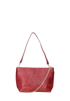 Rode neplederen handtas met een krokodillentextuur, voorzien van een enkele schouderband en een gouden kettingaccent. Rechthoekige vorm.
