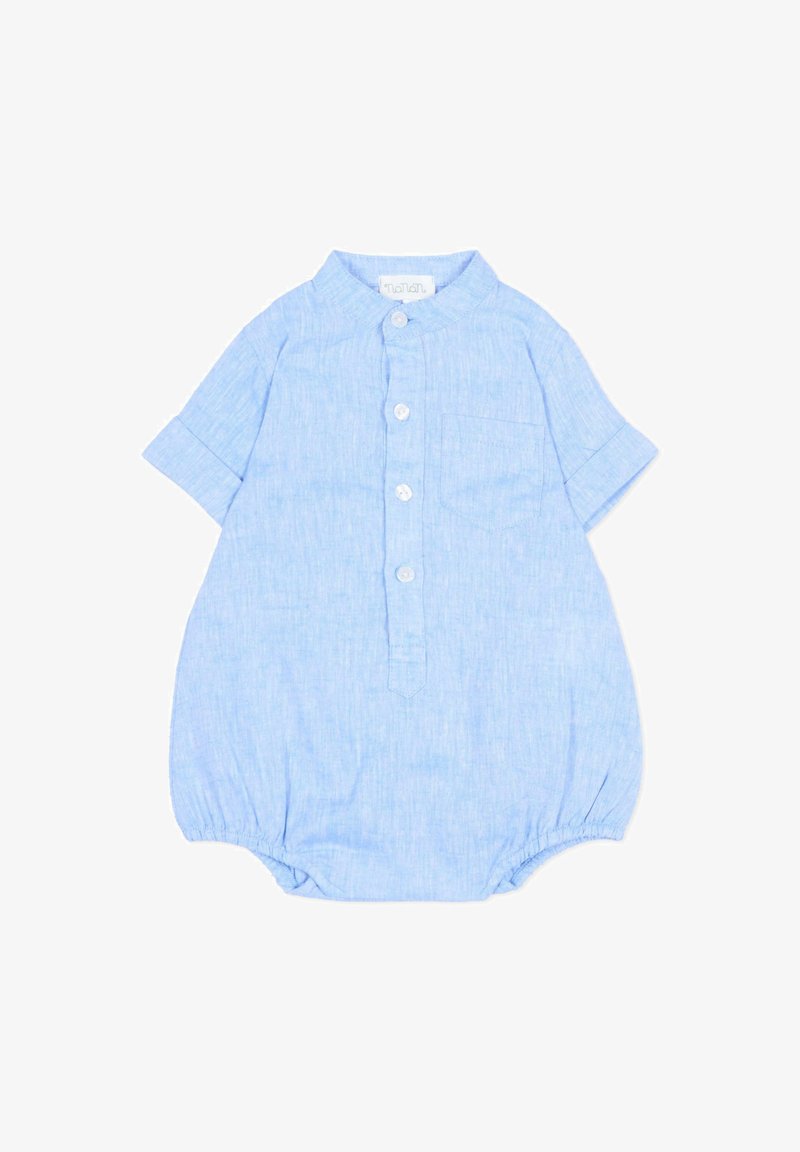 Barboteuse bleu clair à manches courtes pour bébé, avec patte de boutonnage à l'avant, ouvertures élastiques aux jambes et une petite poche poitrine.