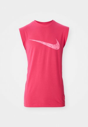 Lyserød ærmeløs T-shirt lavet af blødt stof med et stort, lyserødt Nike swoosh-logo og en tekstureret detalje ved kanten.