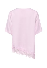 Haut rose clair à manches courtes avec ourlet asymétrique et bordure en dentelle en bas, vu de dos sur fond blanc.