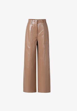 Hoge taille, wijde broekspijpen, glanzende bruine nepleren broek met voorzakken en een tailleband met knoopsluiting.